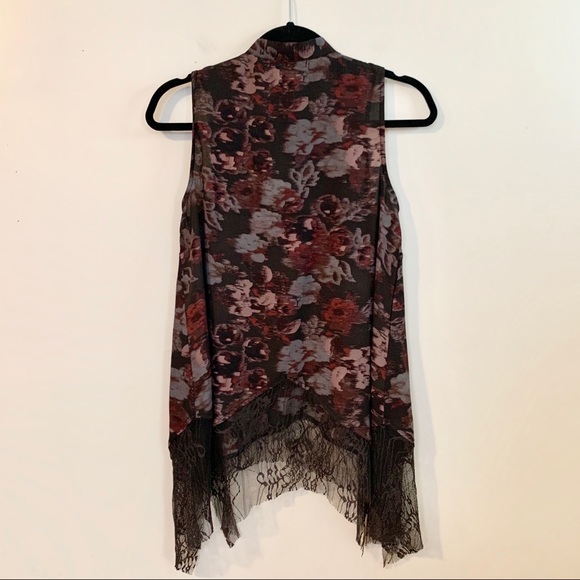 COCO + JAIMESON Floral Tie Neck Top with Lace Hem - Picture 5 of 6